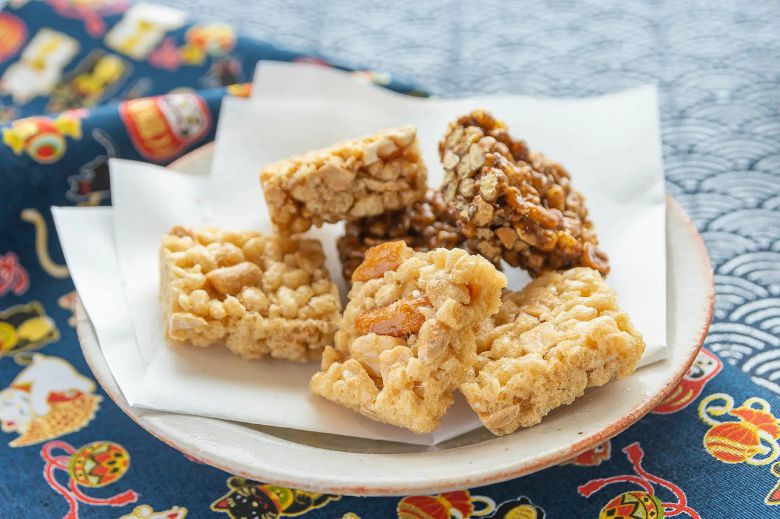 일본 전통 과자 '오코시'. 튀긴 곡물을 전분으로 뭉쳐서 만든다. 시중에서는 이 오코시를 강정이라며 판매하기도 한다. /위키피디아