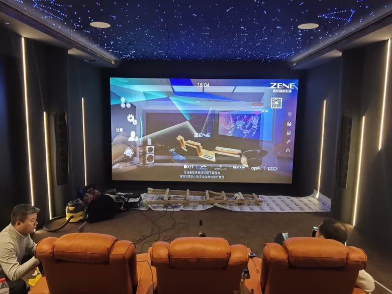 중국 베이징의 주택 내부에 방음 노래방 장비 등 가정용 엔터테인먼트 시설을 설치하는 모습. /샤오훙수