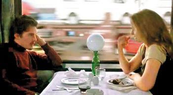 영화 '비포 선라이즈'의 한 장면. 오스트리아 빈으로 향하던 기차 안에서 우연히 만난 제시와 셀린은 알 수 없는 감정에 끌려 아무런 일정도 없이 기차에서 하차한다. 그리고 단 하루, 꿈 같은 시간을 보낸다.