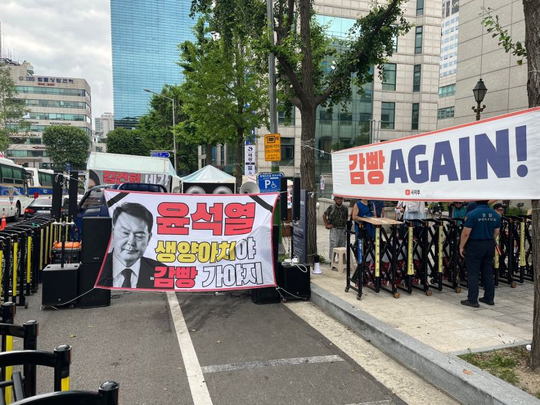 5일 오전 윤석열 전 대통령이 내란 혐의 관련 특별검사의 소환 조사를 받기 위해 서울고등검찰청에 출석하는 가운데, 이재명 대통령 지지자들이 맞불 집회를 하고 있다. /고유찬 기자