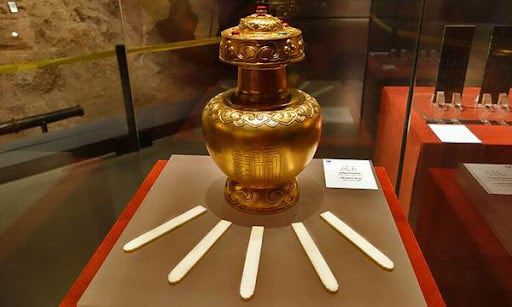 달라이 라마 환생자 등을 추첨하는 데 쓰이는 '황금 항아리'. 1793년 청나라 건륭제가 티베트 통치권을 강화하고자 도입했다./Tibet.cn