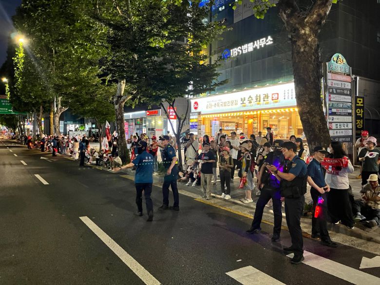 5일 오후 윤석열 전 대통령이 내란 혐의와 관련해 특별검사로부터 소환 조사를 받는 가운데, 윤 전 대통령을 지지하는 시민들이 인도를 따라 줄지어 모여 있다./고유찬 기자