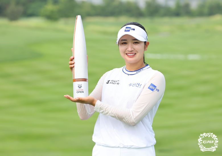 박혜준이 6일 인천 베어즈베스트 청라 골프클럽에서 KLPGA 투어 롯데오픈 우승 트로피를 들고 있다./KLPGA