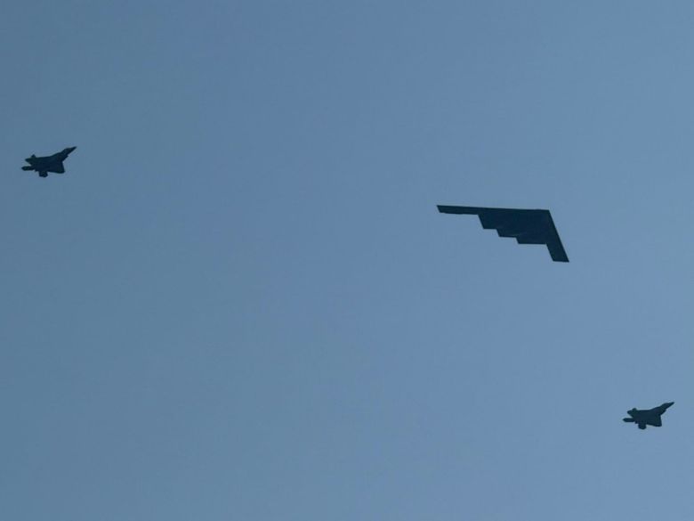지난 4일 미국 워싱턴 인근 상공을 비행 중인 B-2 폭격기와 F-35 전투기 비행 편대. /박국희 특파원