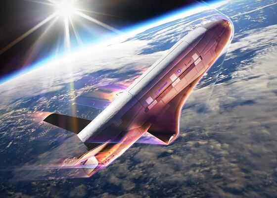 미 우주군이 2010년부터 운용하고 있는 무인 우주왕복선 X-37B가 지구 궤도를 도는 상상도.  보잉이 제작한 이 무인 우주선은 그동안 7차례나 우주를 다녀왔지만 역할과 기능은 공개되지 않았다. 미국 내에서는 이 우주선이 적대국 인공위성을 파괴하는 요격기 역할을 할 것이라는 관측이 나온다. /보잉