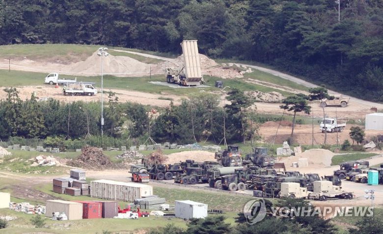 2022년 9월 경북 성주군 주한미군 고고도 미사일방어체계(THAAD·사드) 기지에서 발사대가 하늘을 향하고 있다. 발사대 주변으로 각종 중장비가 보인다./연합뉴스