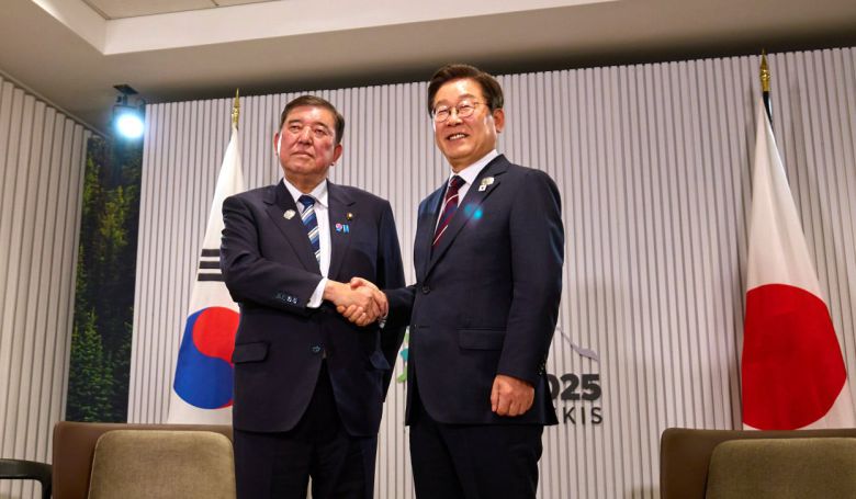 이재명 대통령이 지난달 17일(현지시간) 캐나다 앨버타주 캐내내스키스 주요 7개국(G7) 정상회의장에서 이시바 시게루 일본 총리와 한·일 정상회담을 하고 있다./뉴스1