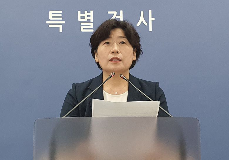 내란특검팀 박지영 특검보가 6일 오후 서울 서초구 서울고검에서 윤석열 전 대통령에 대한 구속영장 청구와 관련한 브리핑을 하고 있다./뉴스1