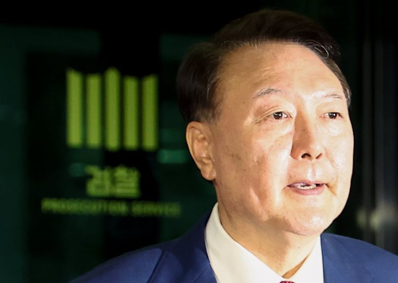 윤석열 전 대통령이 5일 내란 특검 2차 조사를 마치고 조은석 특별검사팀 사무실이 있는 서울 서초구 서울고검을 나서고 있다./연합뉴스