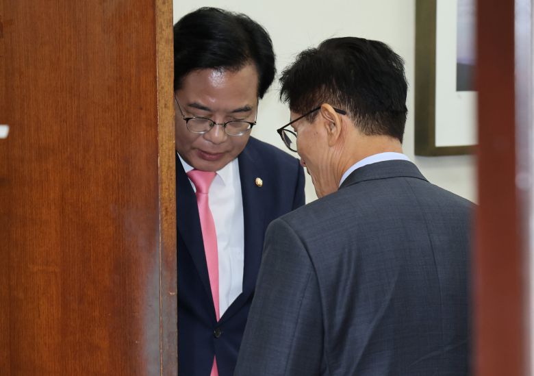 국민의힘 김문수 전 대선 후가 4일 국회를 방문, 송언석 비상대책위원장 겸 원내대표와 면담을 마친 뒤 인사하고 있다. /남강호 기자