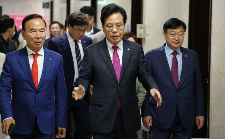 국민의힘 송언석 비대위원장 겸 원내대표가 7일 서울 여의도 국회에서 열린 비상대책위원회의에 참석하고 있다. /남강호 기자