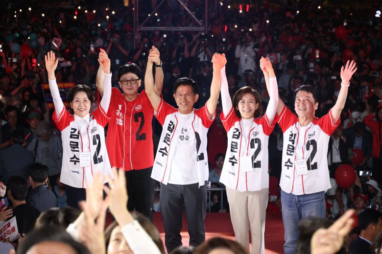 제21대 대통령 선거를 하루 앞둔 지난 6월 2일 오후 서울 중구 서울시청 앞 광장에서 열린 피날레 유세에서 김문수 후보를 비롯한 나경원·안철수·양향자 공동선대위원장과 한동훈 전 대표가 원팀 퍼포먼스를 하고 있다. /뉴스1