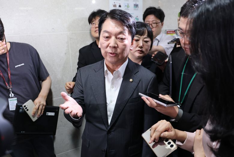 국민의힘 안철수 혁신위원장이 7일 서울 여의도 국회 소통관에서 혁신위원장직을 사퇴하고 전당대회 출마 의사를 밝히는 기자회견을 마친 뒤 취재진의 질문에 답하고 있다. /남강호 기자