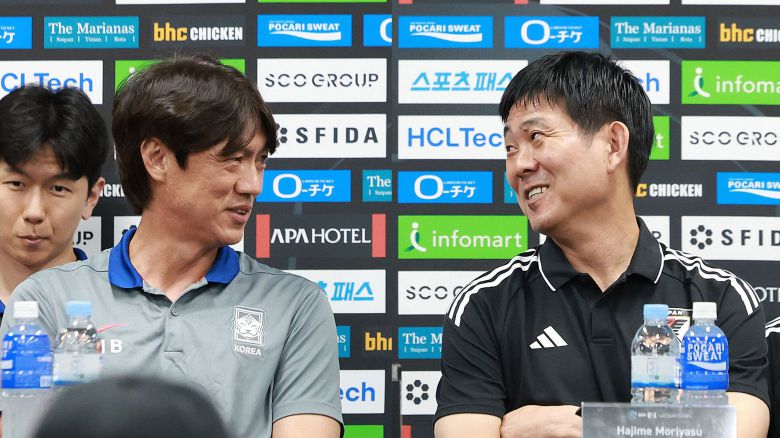 6일 용인미르스타디움 기자회견장에서 만난 홍명보(왼쪽) 한국 남자 축구 대표팀 감독과 모리야스 하지메 일본 감독/뉴스1