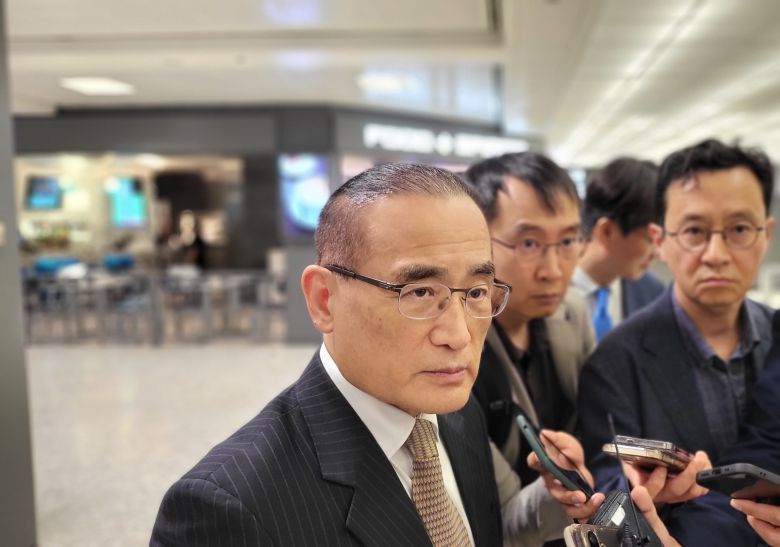 위성락 국가안보실장이 6일 미국 워싱턴 DC 인근 덜레스 국제공항에서 기자들과 만나 발언을 하고 있다. /뉴스1