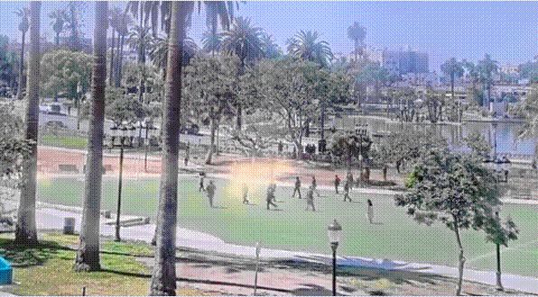 군대를 동원한 이민 당국 요원들이 공원을 가로지르는 모습. /캐런 배스 시장 X