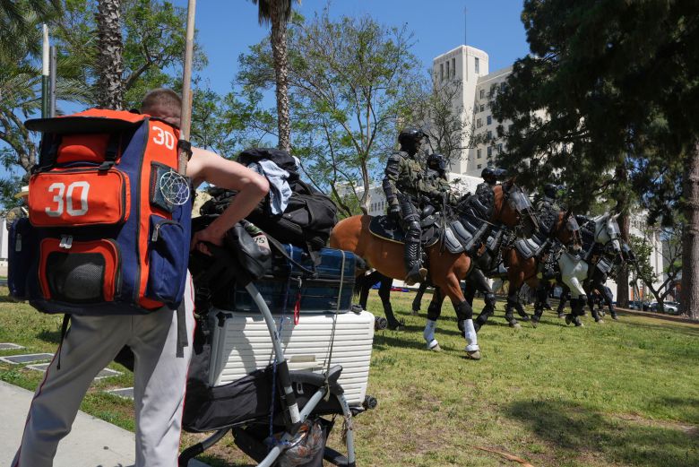 7일 미국 로스앤젤레스 맥아더 공원에서 국경순찰대등 연방 요원들이 말을 타고 이민자 단속을 하고 있다./AP 연합뉴스