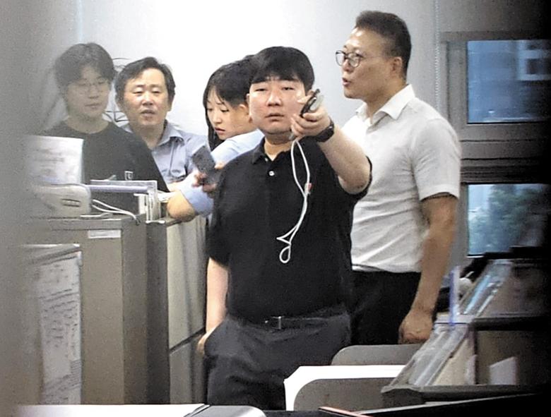 윤상현 사무실 압수수색 김건희 여사 관련 의혹을 수사하는 민중기 특별검사팀이 8일 오후 서울 여의도 국회 의원회관에 있는 윤상현 국민의힘 의원 사무실을 압수수색하고 있다. 특검은 이날 정치 브로커 명태균씨의 공천 개입 의혹과 관련해 윤 의원 사무실 등 10여 곳을 압수 수색했다./남강호 기자