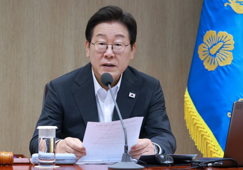 이재명 대통령이 8일 용산 대통령실에서 국무회의를 주재하고 있다./연합뉴스