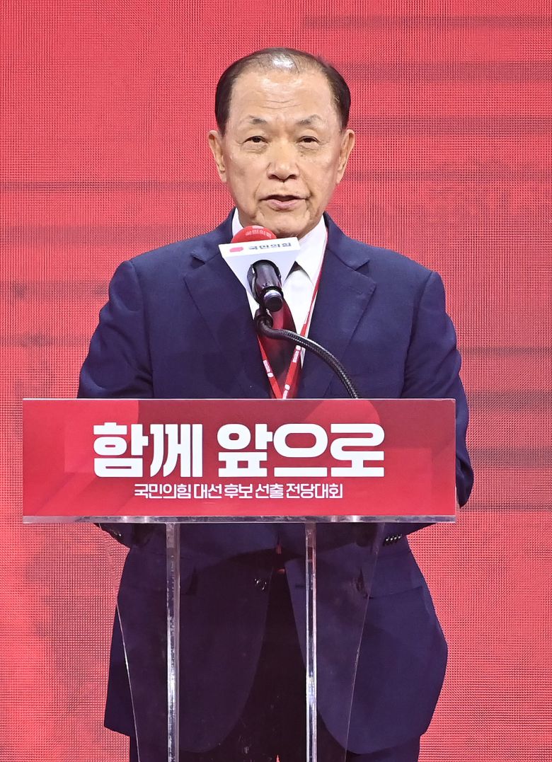 지난 5월 3일 경기 고양시 킨텍스에서 열린 국민의힘 최종 대선 후보 선출을 위한 전당대회에서 황우여 선거관리위원장이 개표 결과를 발표하고 있다. /연합뉴스