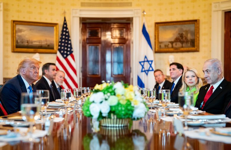 도널드 트럼프 미국 대통령(왼쪽)과 베냐민 네타냐후 이스라엘 총리가 7일 백악관에서 만찬을 하고 있다. /UPI 연합뉴스