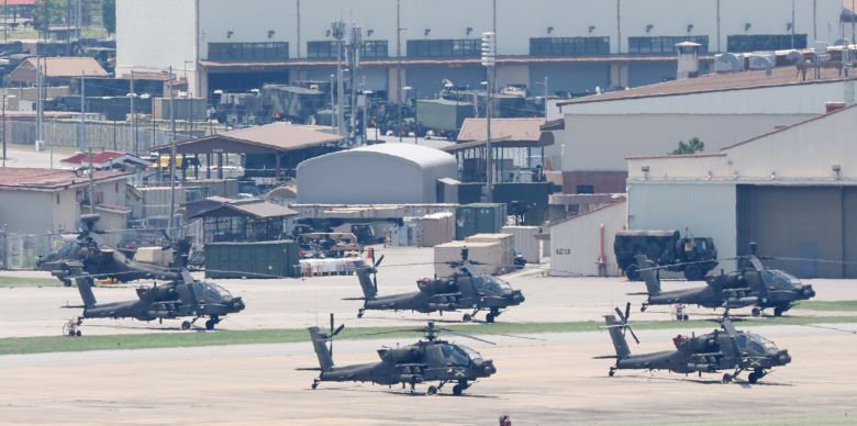 지난 7월 경기도 평택 주한미군기지 캠프 험프리스에 아파치 헬기가 계류돼 있는 모습. /뉴스1