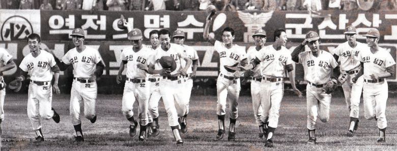 1984년 청룡기를 제패한 군산상고 선수들./조선DB