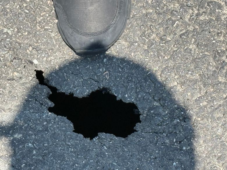 10일 오후 1시 44분쯤 신고된 인천 서구 당하동의 한 도로 싱크홀. /인천소방본부