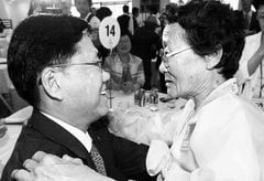 제14차 이산가족 1차 상봉단의 단체상봉행사가 열린 19일 오후, 금강산 온정각에서 월북작가 구보 박태원의 둘째 아들 재영씨(왼쪽)가 북의 큰누나 설영씨를 만나 기뻐하고 있다. 사진공동취재단