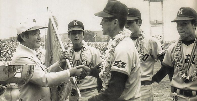 경남고 최동원이 1976년 대회 정상에 오른 뒤 청룡기를 받고 있다./조선일보 DB