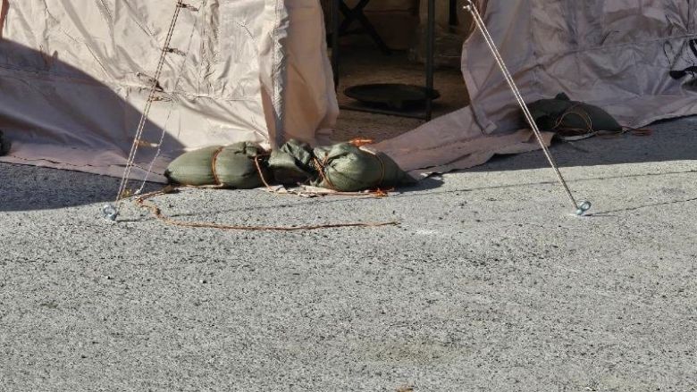 거제 흥남해수욕장 방파제 공영주차장에서 콘크리트에 구멍을 내고 텐트를 고정한 캠핑족의 사진이 10일 온라인 커뮤니티에 올라왔다. /보배드림