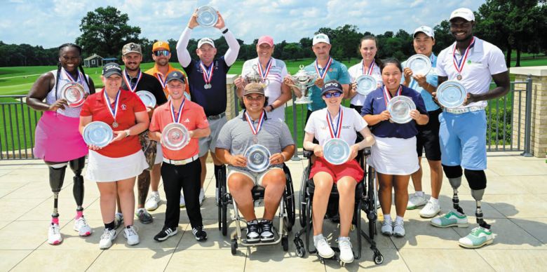 9일 US 어댑티브 오픈 부문별 우승자들이 기념사진을 찍었다. 킵 포퍼트(뒷줄 오른쪽에서 넷째)와 킴 무어(뒷줄 오른쪽에서 다섯째)는 남녀 종합 우승트로피를 들고 있다. 남자부 준우승이자 지적 장애 부문 우승을 차지한 이승민(뒷줄 오른쪽에서 둘째)도 환하게 웃고 있다. /USGA