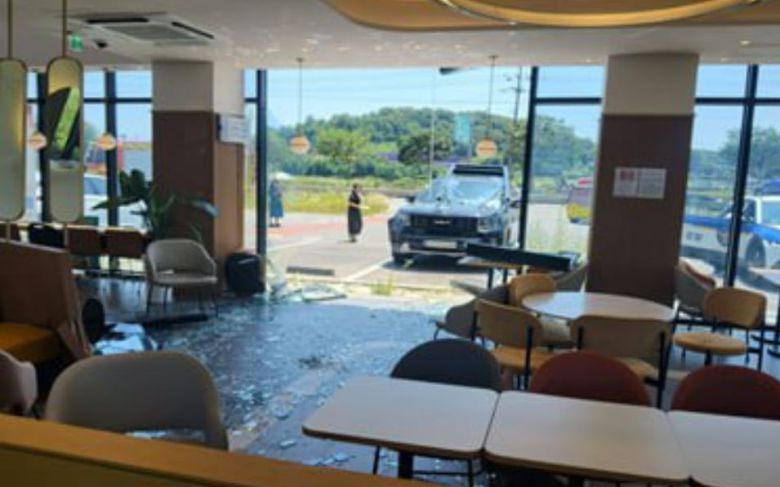 11일 오전 12시 55분쯤 경기도 화성시 송산면의 한 카페에 SUV(스포츠 유틸리티)차량이 돌진하는 사고가 났다. /경기도소방재난본부