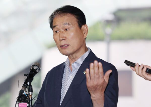 권오을 국가보훈부 장관 후보자가 지난달 25일 서울 중구 서울스퀘어에 마련된 사무실에 출근 하던 중 취재진의 질문에 답하고 있다. /뉴시스