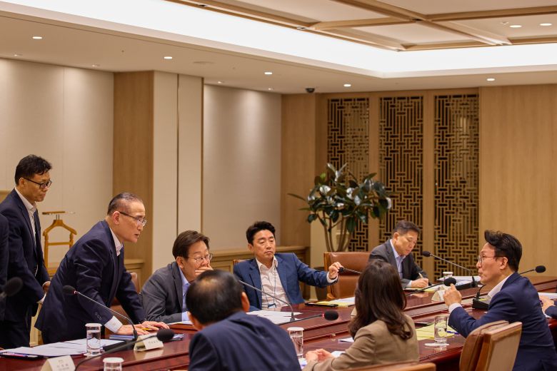 이재명 대통령이 지난 10일 서울 용산 대통령실에서 열린 국가안전보장회의(NSC) 전체회의에서 김민석 국무총리(오른쪽), 강훈식 대통령비서실장, 위성락 국가안보실장과 대화하고 있다./대통령실