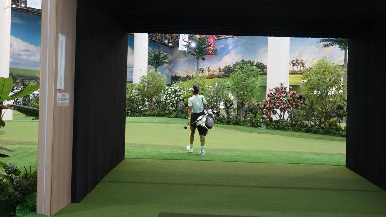 골프존이 중국에서 처음 선보인 시티골프. 티샷 등을 스크린에서 한 뒤 공이 주변 근처에 떨어지면 스크린장이 열리며 그린 구역이 나타난다. 그린까지 걸어가 실제처럼 퍼팅할 수 있다. /골프존