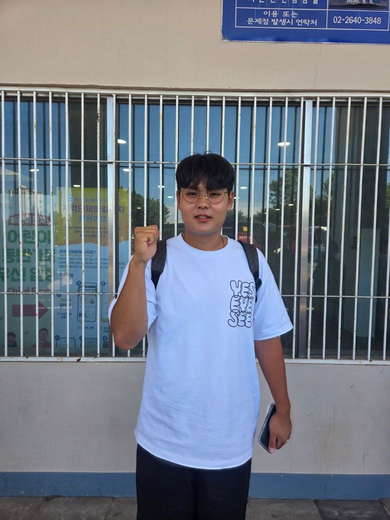 12일 제80회 청룡기 결승에 앞서 부산고 졸업생 롯데 박재엽(오른쪽)이 결승전 응원을 하기 위해 서울 목동야구장을 찾았다. /배준용 기자