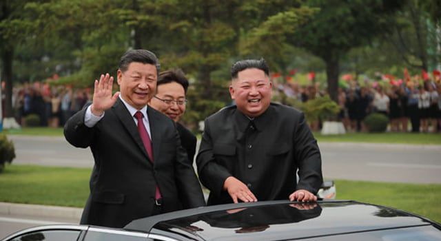 지난 2019년 평양을 방문한 시진핑 중국 국가주석과 김정은 국무위원장이 카퍼레이드 하는 모습. /조선일보DB