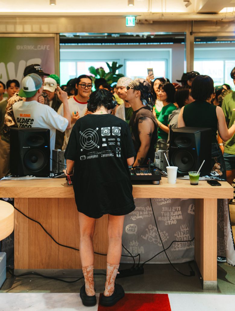 이른 아침, 카페에서 즐기는 댄스 파티. DJ 부스 위에 커피와 말차컵이 보인다. /서울모닝커피클럽