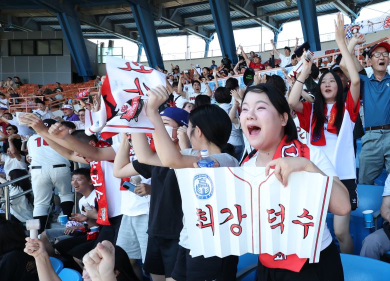 12일 서울 목동야구장에서 열린 제 80회 청룡기 전국고교야구선수권대회 결승전. 덕수고 대 부산고 경기에서 덕수고 응원단이 힘차게 응원하고 있다. /고운호 기자