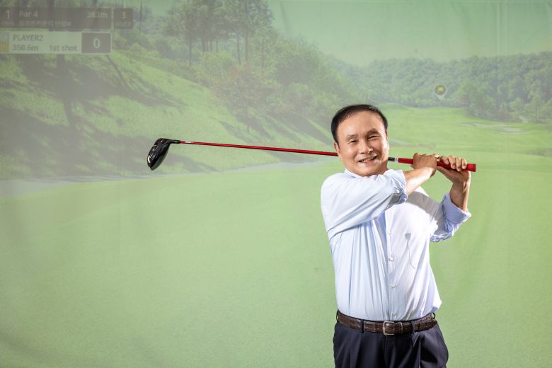 김영찬 골프존그룹 회장이 드라이버를 들고 스크린 골프장에 섰다. 해외에서도 스크린 골프라는 한국 문화를 전파한 덕에 전 세계 64국의 골퍼들은 오늘도 스크린 골프장에서 날씨와 시간에 구애받지 않고 골프를 친다. /장은주 영상미디어 기자