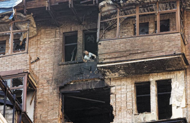 러시아 드론이 남긴 흔적 - 10일 우크라이나 수도 키이우에서 한 남성이 러시아의 드론 공격으로 파손된 건물 외벽과 창문을 살펴보고 있다. 최근 우크라이나에 대한 미국의 관심이 줄어든 사이, 러시아는 연일 대규모 공습을 단행하고 있다. 우크라이나가 수세에 몰리자 트럼프 정부는 패트리엇 방공 미사일 추가 지원과 러시아 제재 검토에 나섰다. /EPA 연합뉴스