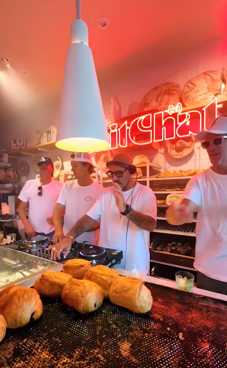 빵 대신 DJ의 턴 테이블이 달궈지고 있다. 지난해 벨기에의 한 빵집에서 열린 '베이커리 레이브' 한 장면. 술 대신 커피로 흥을 끌어올린다. /틱톡