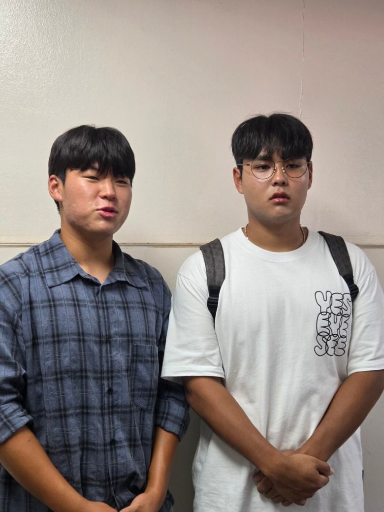 12일 제80회 청룡기 결승에 앞서 부산고 졸업생 삼성 천겸(왼쪽)과 롯데 박재엽(오른쪽)이 결승전 응원을 하기 위해 서울 목동야구장을 찾았다. /배준용 기자