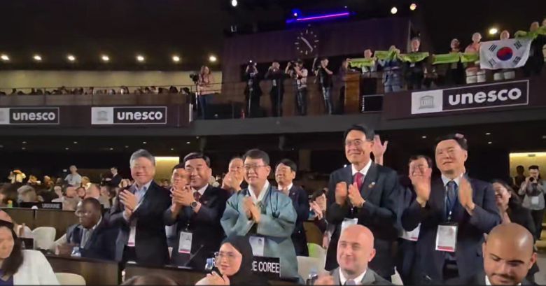 12일 오전(현지 시각) 프랑스 파리에서 열린 제47차 세계유산위원회 회의에서 '반구천의 암각화'가 등재 확정된 순간, 한국 측 관계자들이 자리에서 일어나 박수를 치고 있다. /국가유산청