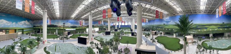 골프존이 중국에서 처음 선보인 시티골프. 티샷 등을 스크린에서 한 뒤 공이 주변 근처에 떨어지면 스크린장이 열리며 그린 구역이 나타난다. 그린까지 걸어가 실제처럼 퍼팅할 수 있다. /골프존