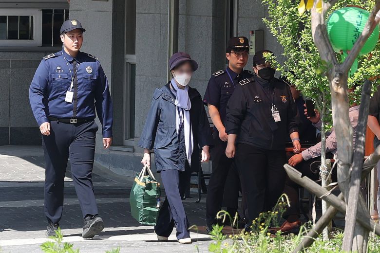 통장잔고증명서 위조 등의 혐의를 받은 김건희 여사의 모친 최은순씨가 2024년 5월 서울 송파구 서울동부구치소에서 가석방으로 풀려나고 있다./뉴스1