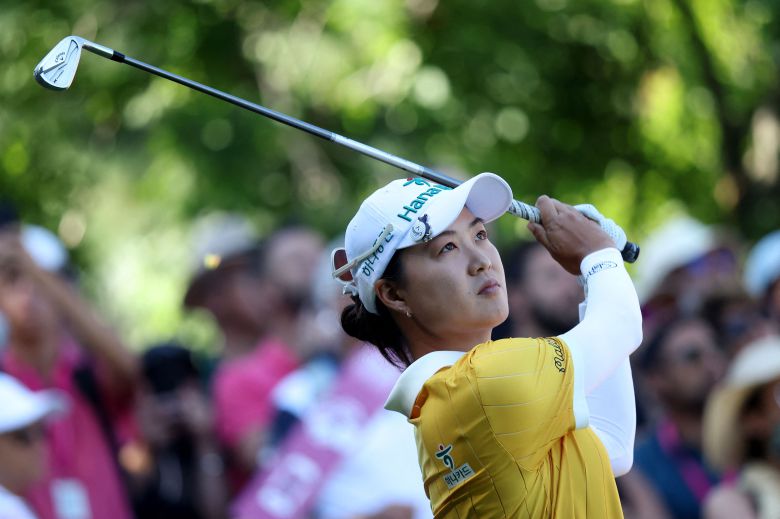 이민지가 12일 프랑스 에비앙 리조트 골프클럽에서 열린 LPGA 투어 아문디 에비앙 챔피언십 3라운드에서 샷을 바라보고 있다./AFP 연합뉴스