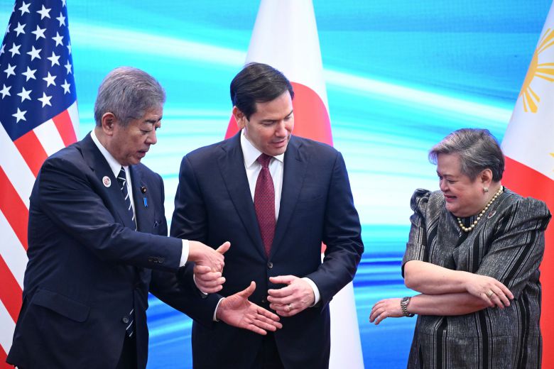 마코 루비오 미 국무장관(가운데)이 10일 말레이시아 쿠알라룸푸르에서 열린 3국 외교장관 회의에서 다케시 이와야 일본 외무상(왼쪽), 테레사 라자로 필리핀 외교장관과 대화를 하고 있다. /AP 연합뉴스