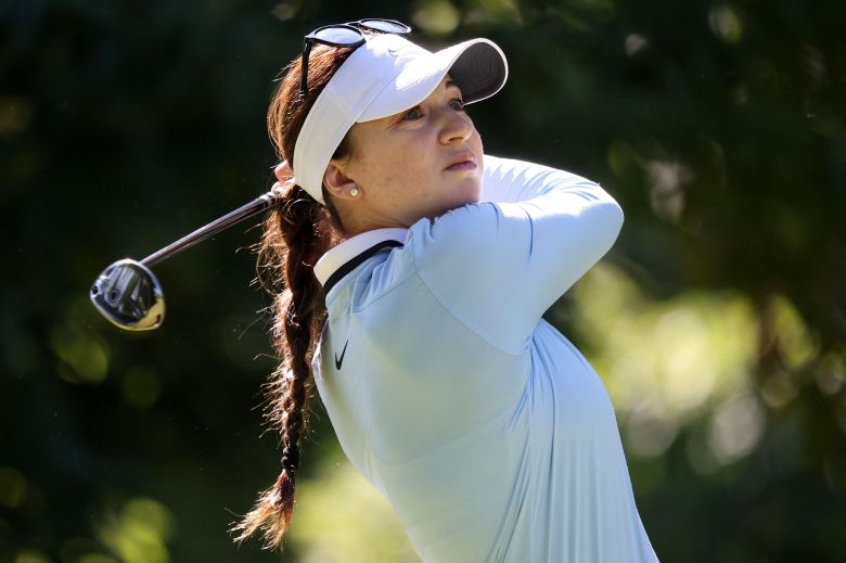 가브리엘라 러펠스가 12일 프랑스 에비앙 리조트 골프클럽에서 열린 LPGA 투어 아문디 에비앙 챔피언십 3라운드에서 샷을 바라보고 있다./AFP 연합뉴스